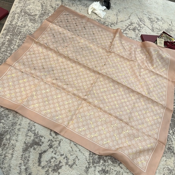 NEW AUTHENTIC GUCCI -GG PRINT WITH HORSEBIT SILK CARRÉ - Picture 12 of 17